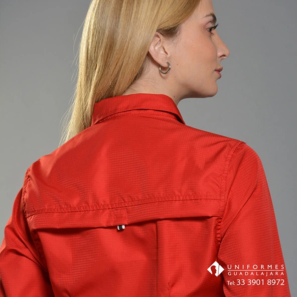 Camisa para uniforme outdoor roja, vista posterior con canesú y ventilación en la espalda.