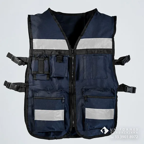 Chaleco brigadista azul marino con cintas reflejantes para uso operativo en empresas