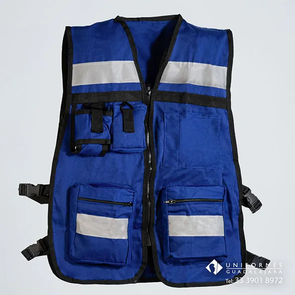 Chaleco brigadista azul rey con reflejantes y bolsas para uso operativo en empresas