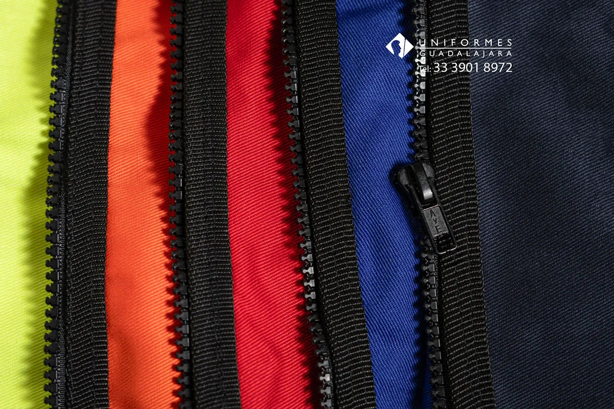 Chalecos brigadistas en diferentes colores como amarillo, naranja, rojo y azul para identificación y uso en empresas