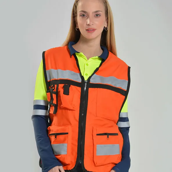 Chaleco de brigadista color naranja de alta visibilidad con bolsas frontales y cintas reflejantes