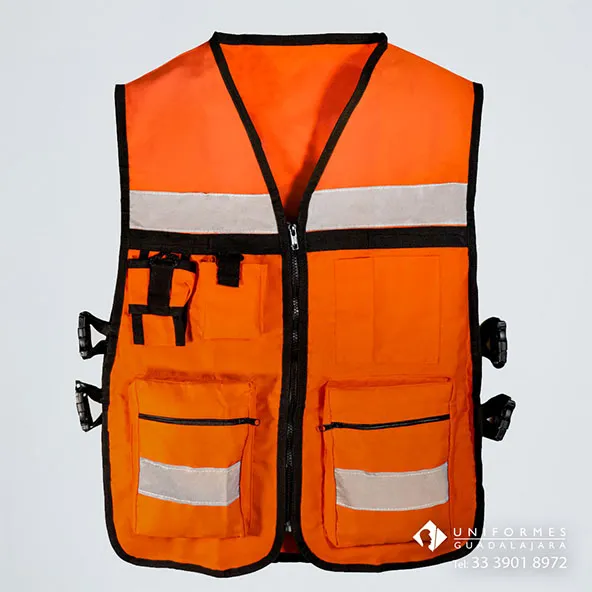 Chaleco brigadista naranja con alta visibilidad y reflejantes para trabajo en campo