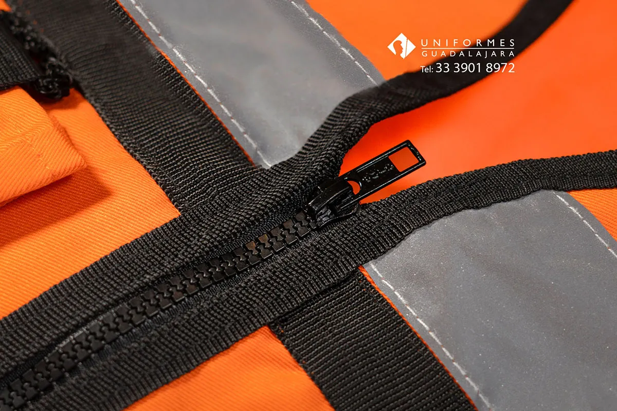 Detalle de chaleco brigadista naranja con cierre y reflejante disponible para venta por volumen y distribuidores