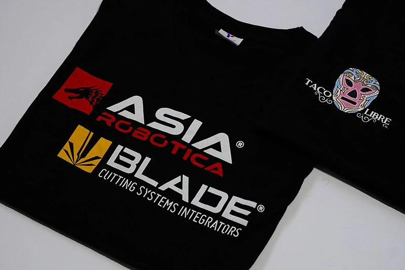 Playeras negras personalizadas con logotipos de varios colores para empresas